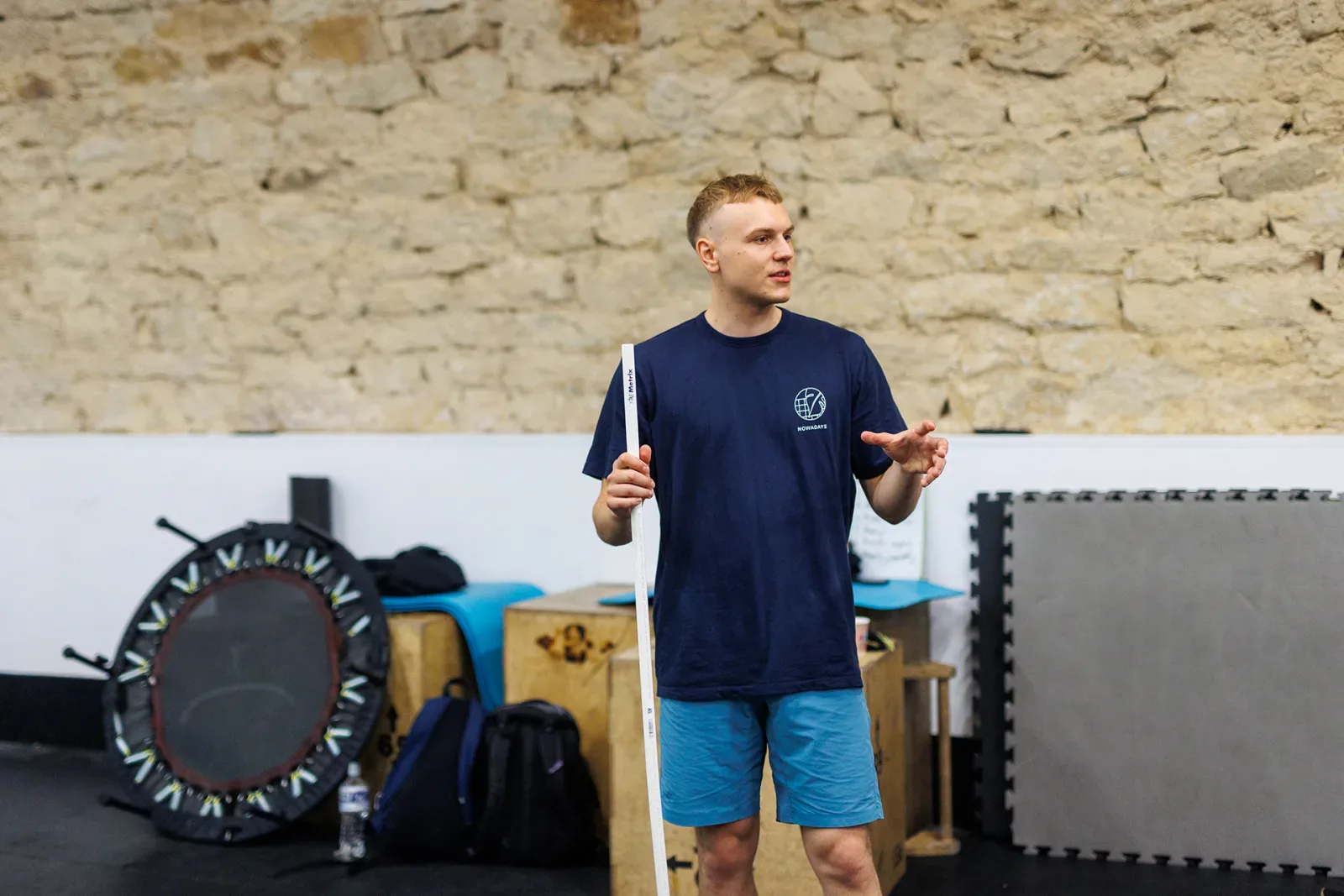 Filip Droszcz explaining a movement task during a coaching session